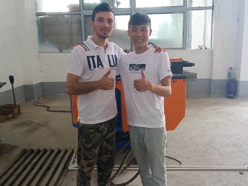 khách hàng từ uzbekistan đến kiểm tra máy uốn ống dw100nc